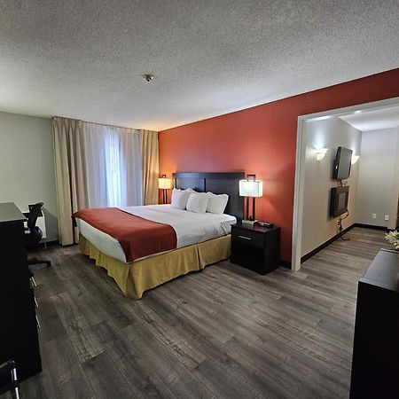 Quality Inn & Suites 5585 Ambler Drive Mississauga Ontario Exterior photo