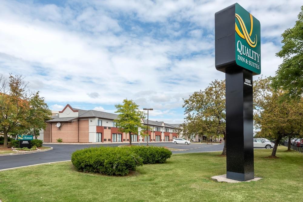 Quality Inn & Suites 5585 Ambler Drive Mississauga Ontario Exterior photo