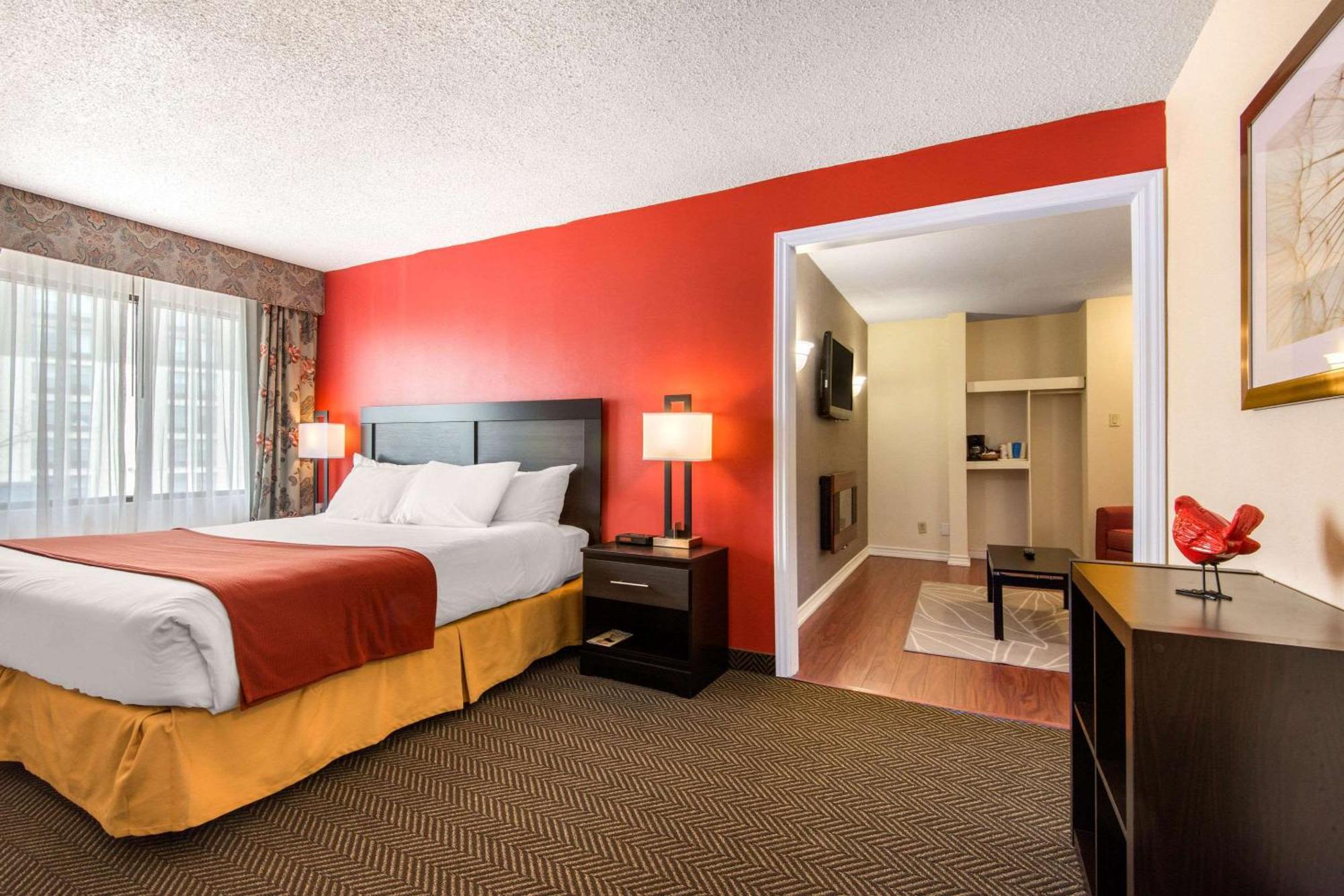 Quality Inn & Suites 5585 Ambler Drive Mississauga Ontario Exterior photo