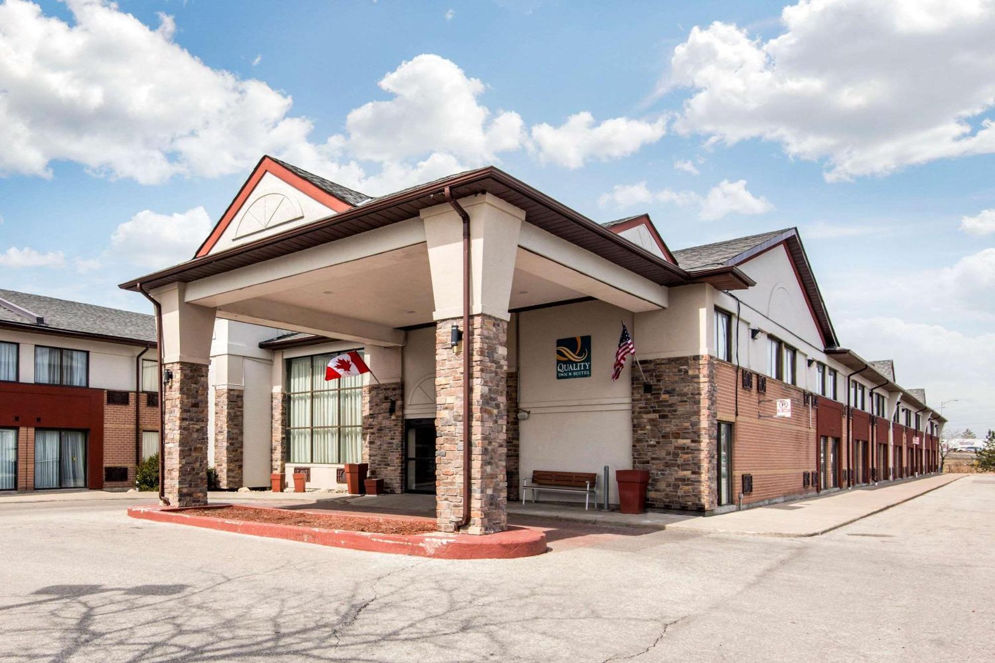 Quality Inn & Suites 5585 Ambler Drive Mississauga Ontario Exterior photo