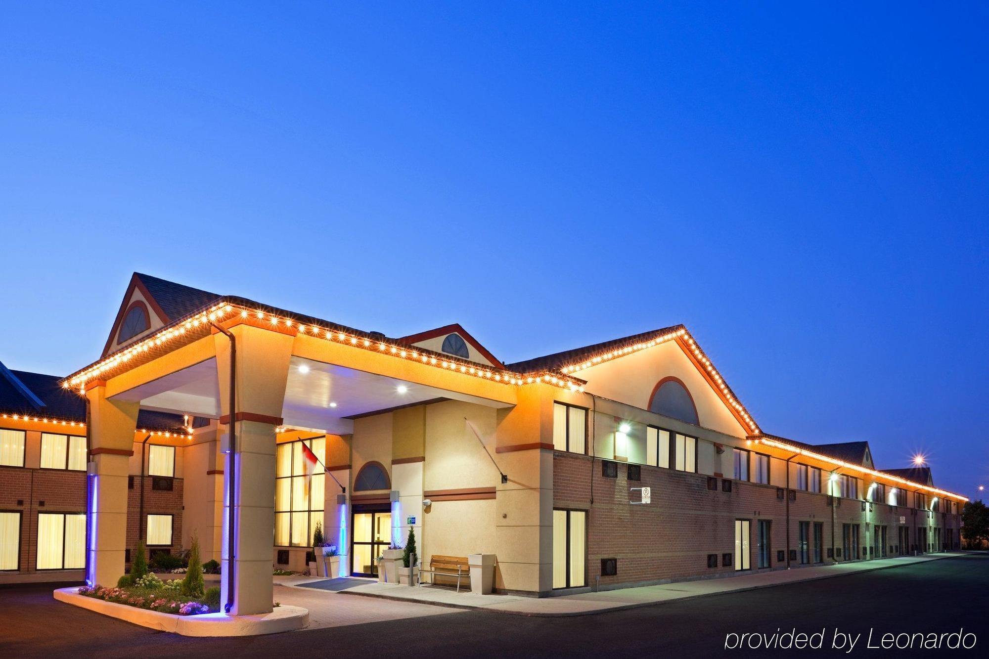 Quality Inn & Suites 5585 Ambler Drive Mississauga Ontario Exterior photo