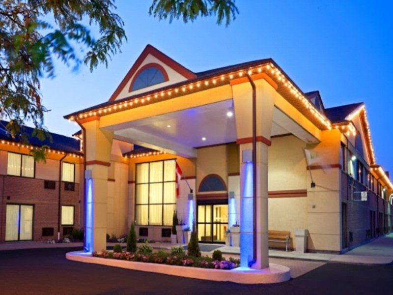 Quality Inn & Suites 5585 Ambler Drive Mississauga Ontario Exterior photo
