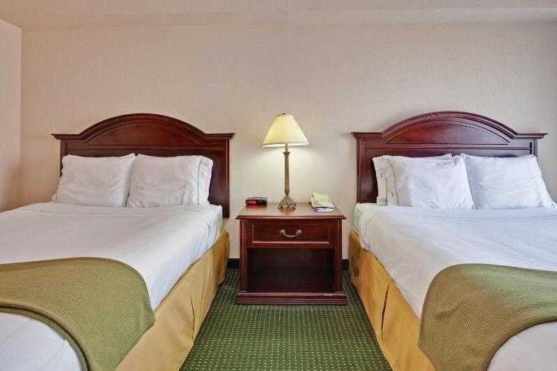 Quality Inn & Suites 5585 Ambler Drive Mississauga Ontario Room photo