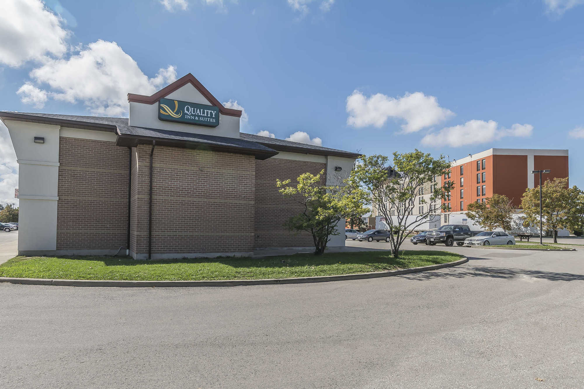 Quality Inn & Suites 5585 Ambler Drive Mississauga Ontario Exterior photo