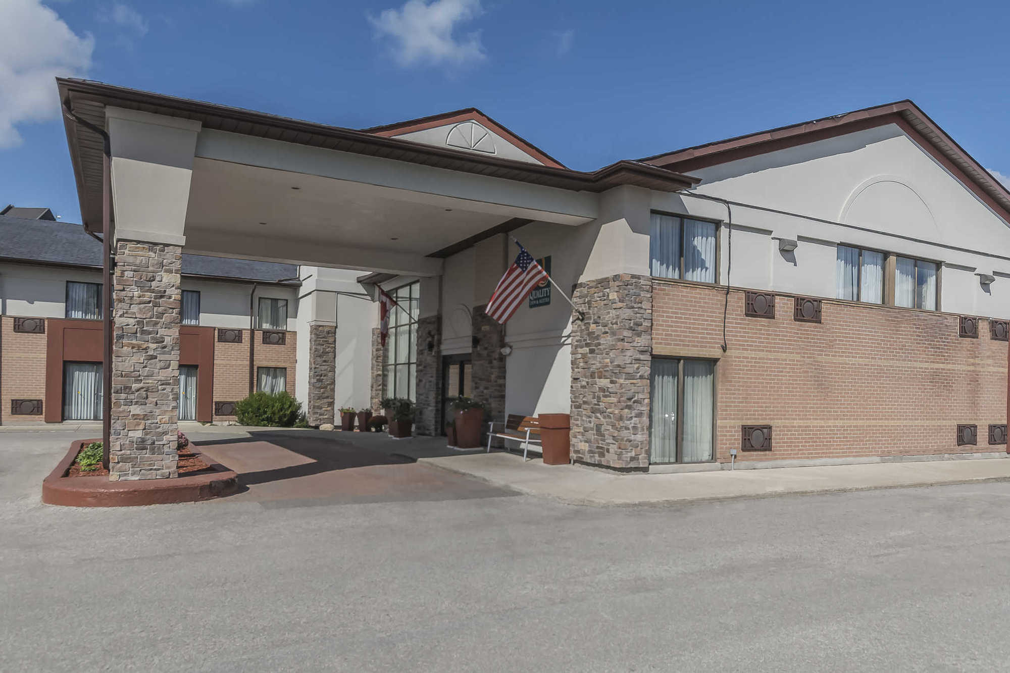 Quality Inn & Suites 5585 Ambler Drive Mississauga Ontario Exterior photo