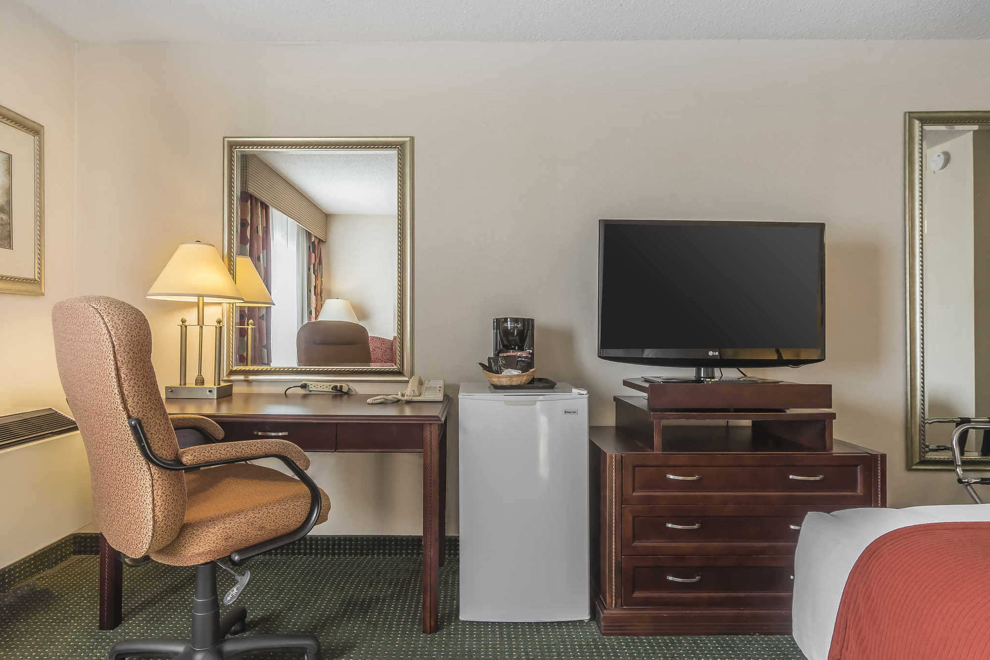 Quality Inn & Suites 5585 Ambler Drive Mississauga Ontario Room photo