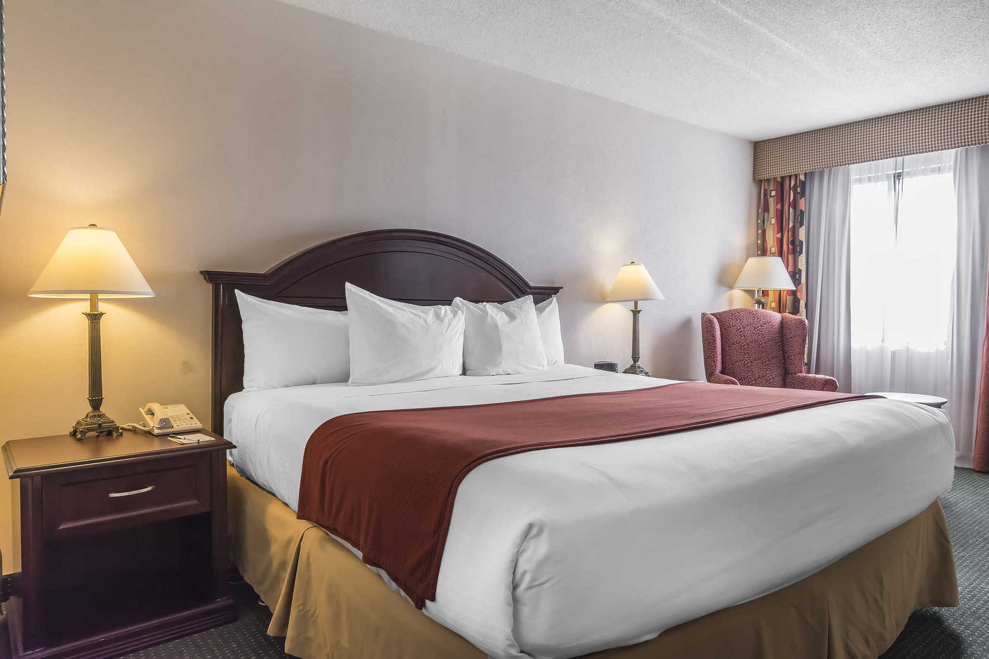 Quality Inn & Suites 5585 Ambler Drive Mississauga Ontario Room photo