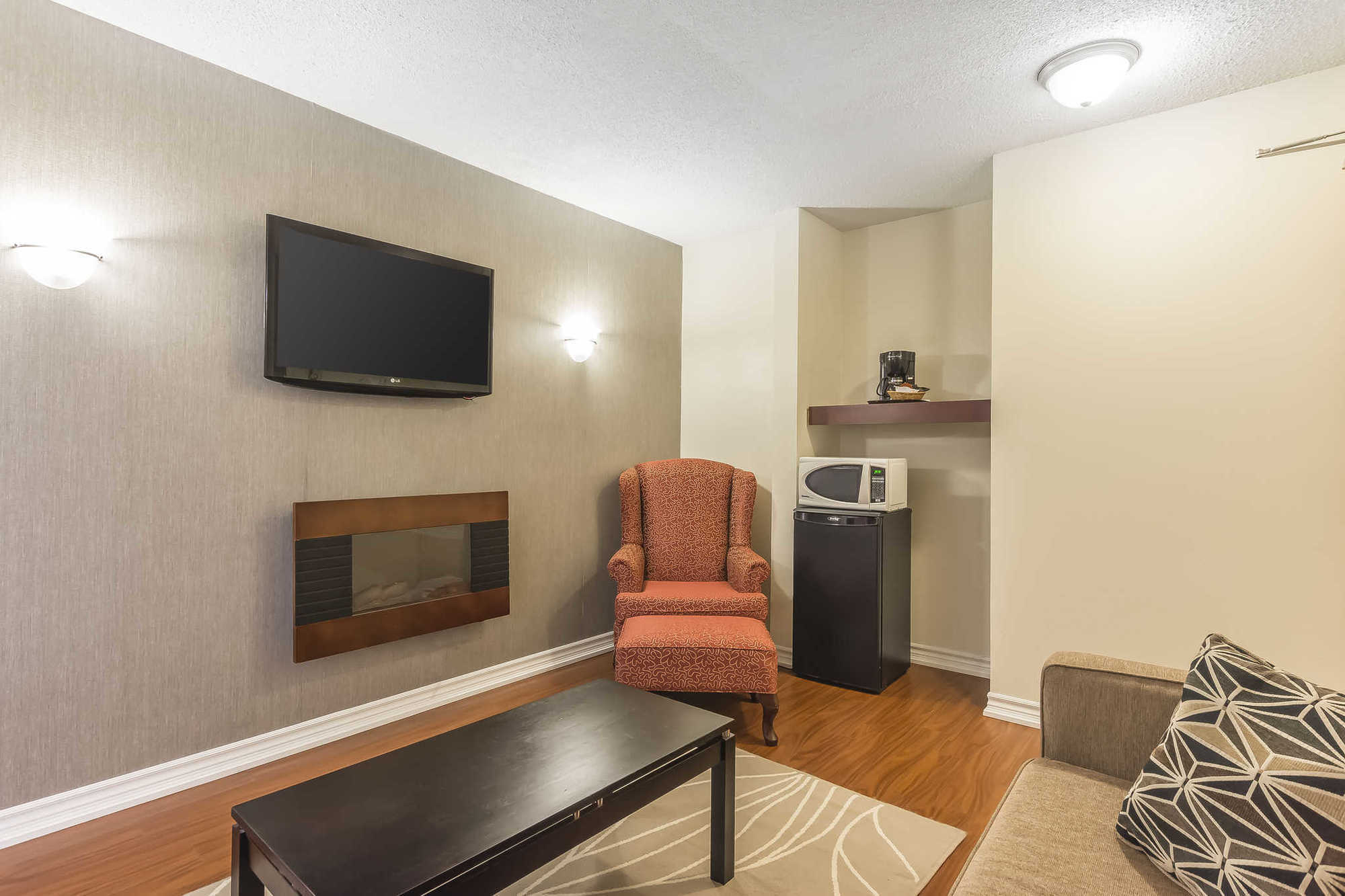 Quality Inn & Suites 5585 Ambler Drive Mississauga Ontario Room photo