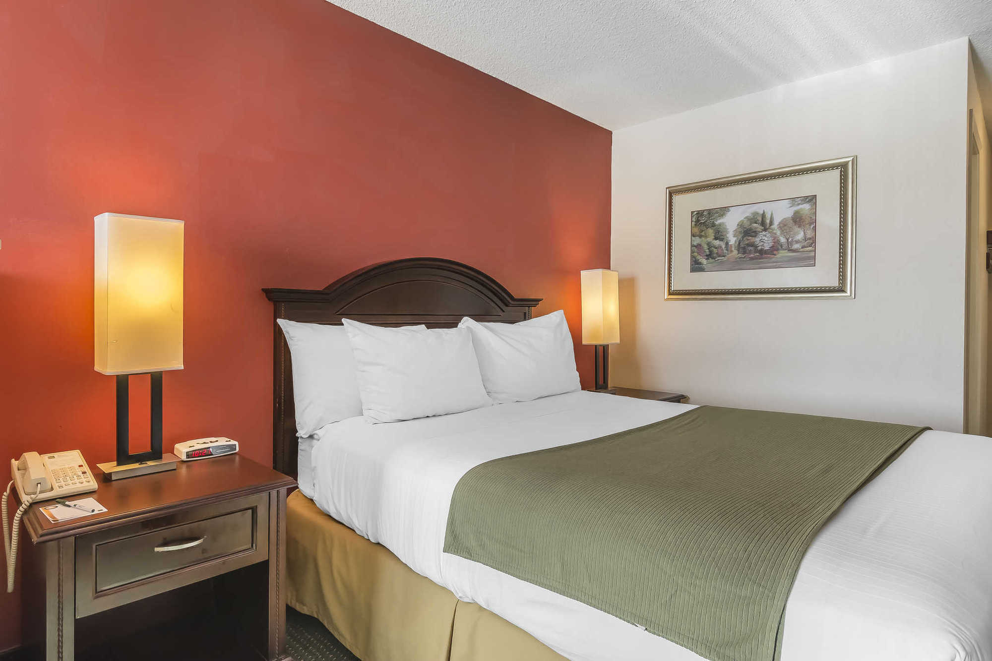 Quality Inn & Suites 5585 Ambler Drive Mississauga Ontario Room photo