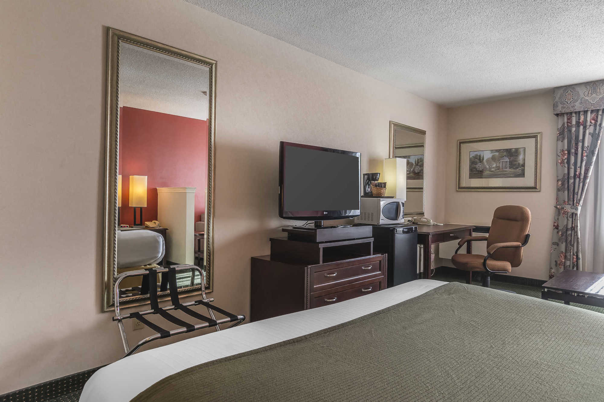 Quality Inn & Suites 5585 Ambler Drive Mississauga Ontario Room photo