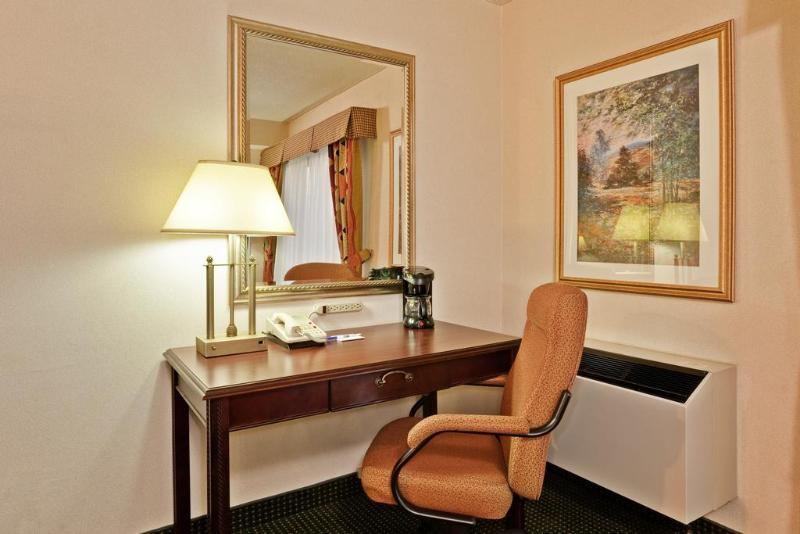 Quality Inn & Suites 5585 Ambler Drive Mississauga Ontario Room photo