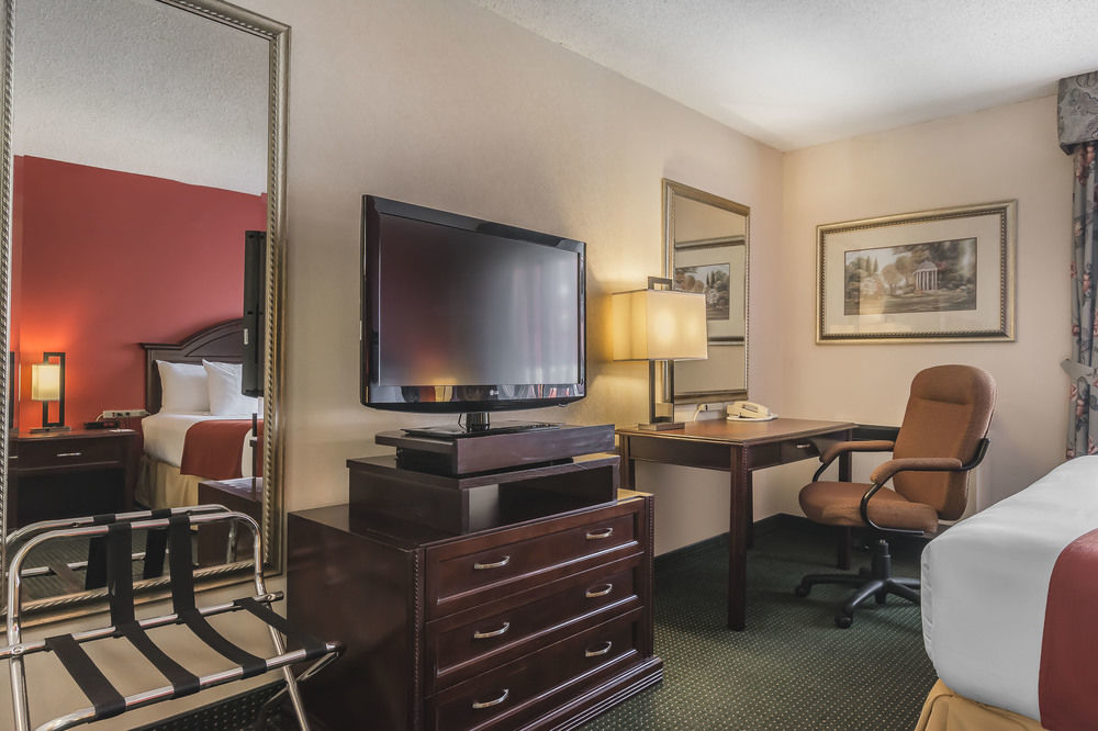 Quality Inn & Suites 5585 Ambler Drive Mississauga Ontario Exterior photo