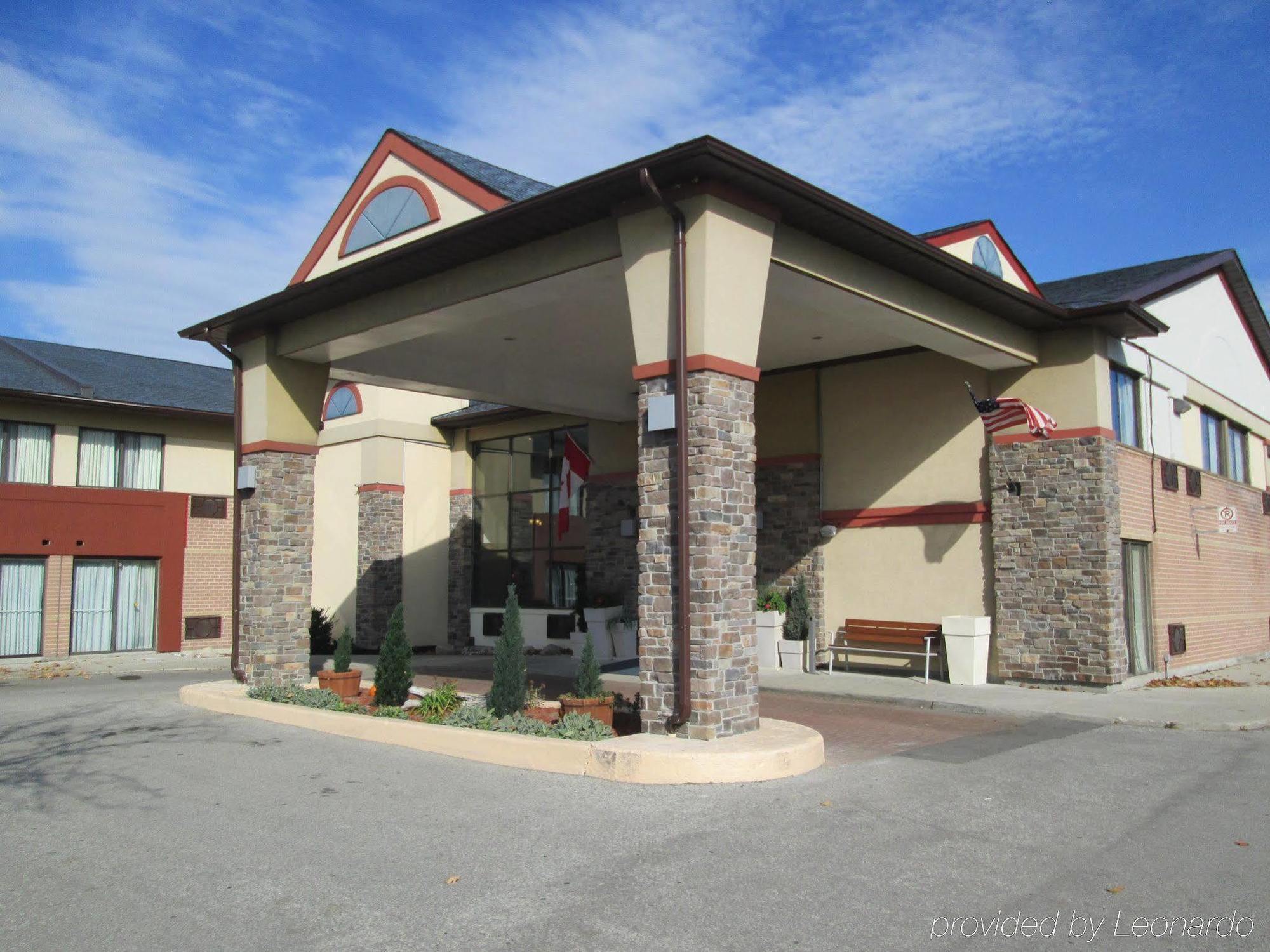 Quality Inn & Suites 5585 Ambler Drive Mississauga Ontario Exterior photo