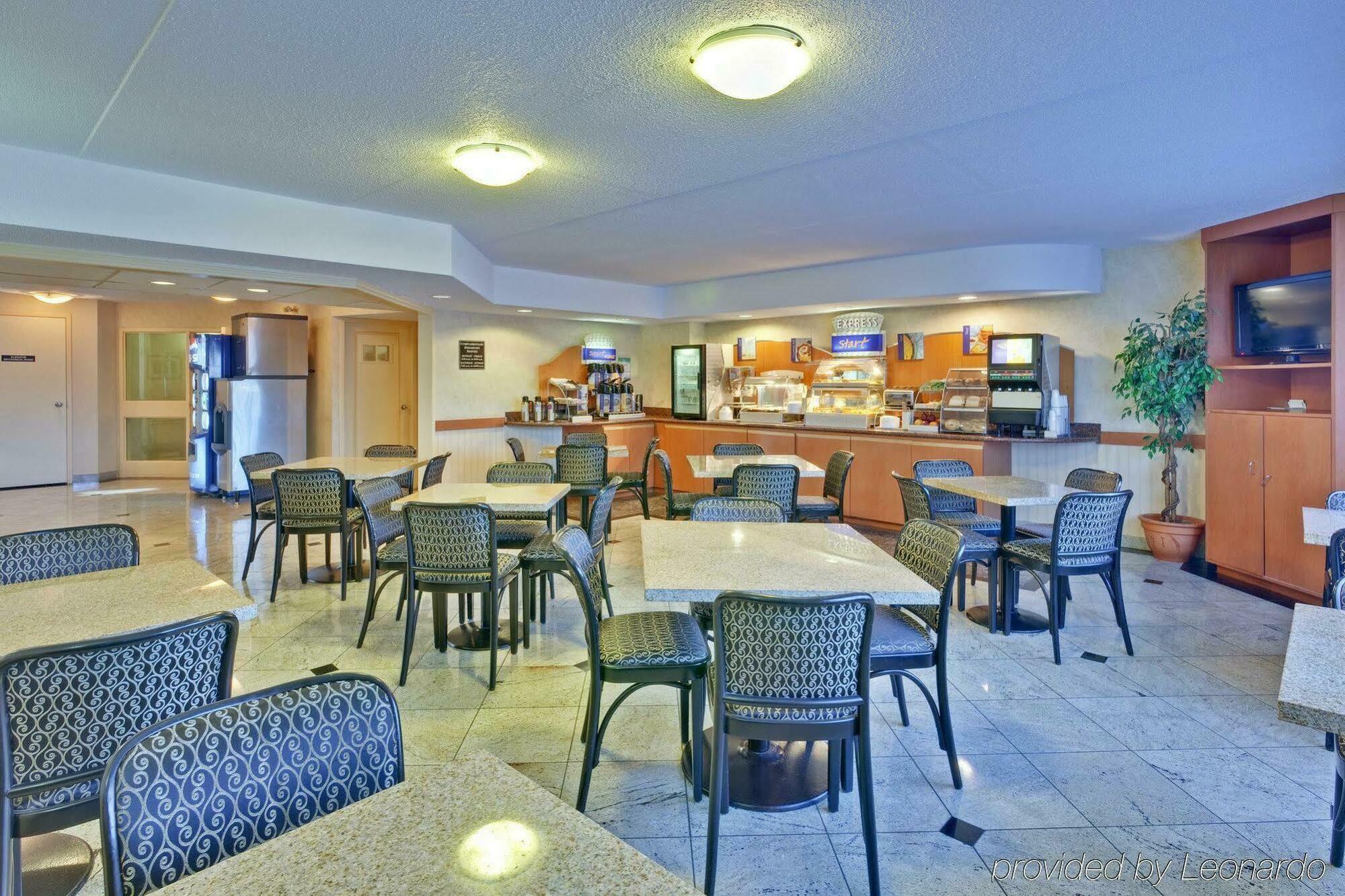 Quality Inn & Suites 5585 Ambler Drive Mississauga Ontario Restaurant photo