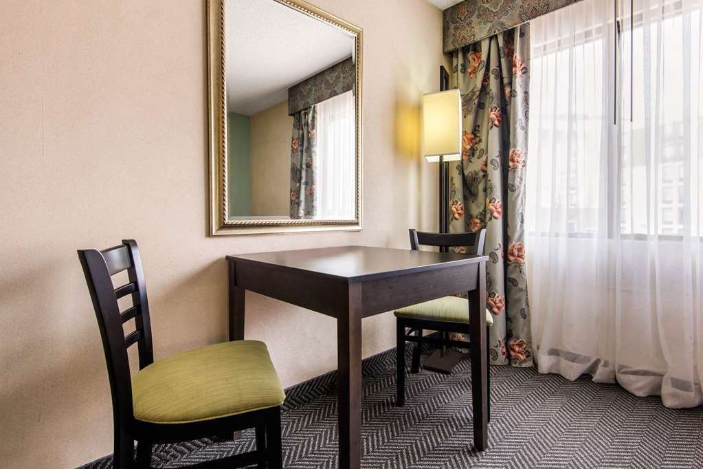 Quality Inn & Suites 5585 Ambler Drive Mississauga Ontario Room photo
