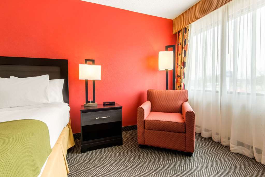 Quality Inn & Suites 5585 Ambler Drive Mississauga Ontario Room photo